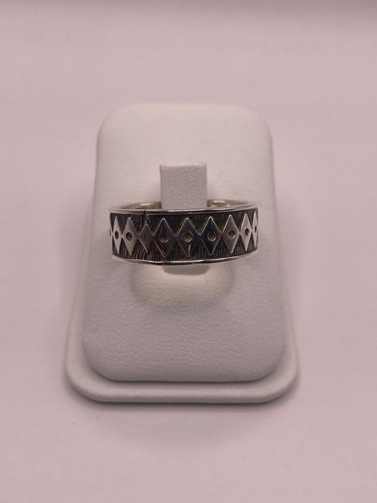 Anillo de Plata 925 con Grabado Geométrico — vista lateral