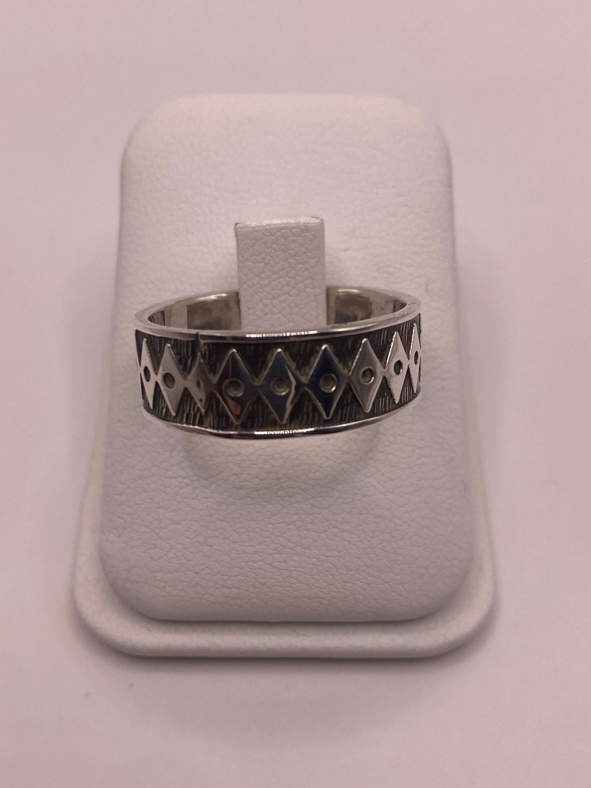 Anillo de Plata 925 con Grabado Geométrico, vista frontal
