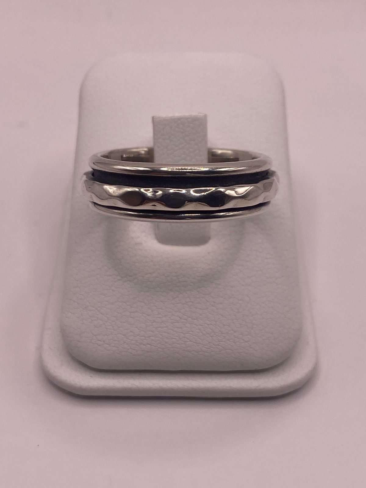 Anillo Giratorio de Plata 925 con Diseño Ondulado en báscula mostrando peso
