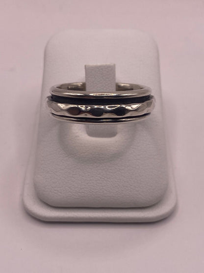 Anillo Giratorio de Plata 925 con Diseño Ondulado en báscula mostrando peso