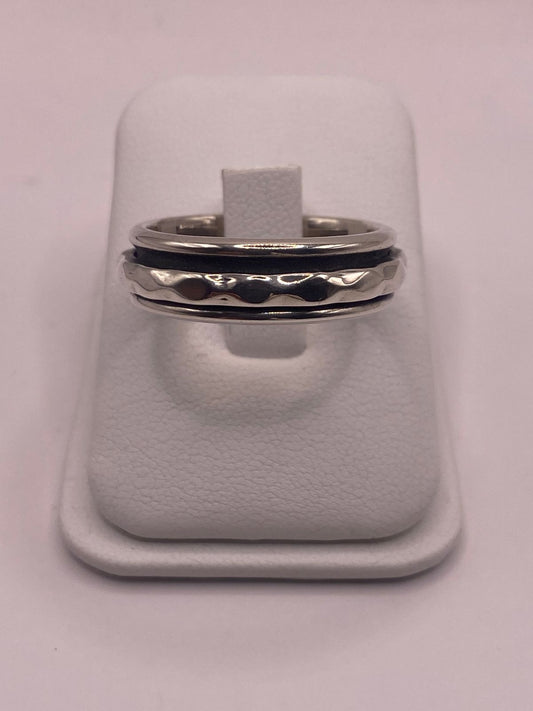 Anillo Giratorio de Plata 925 con Diseño Ondulado en báscula mostrando peso