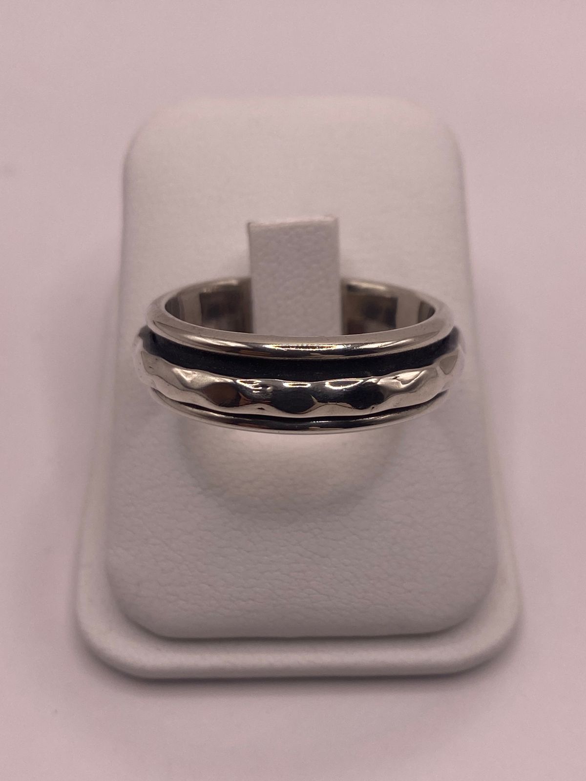 Anillo Giratorio de Plata 925 con Diseño Ondulado, vista lateral