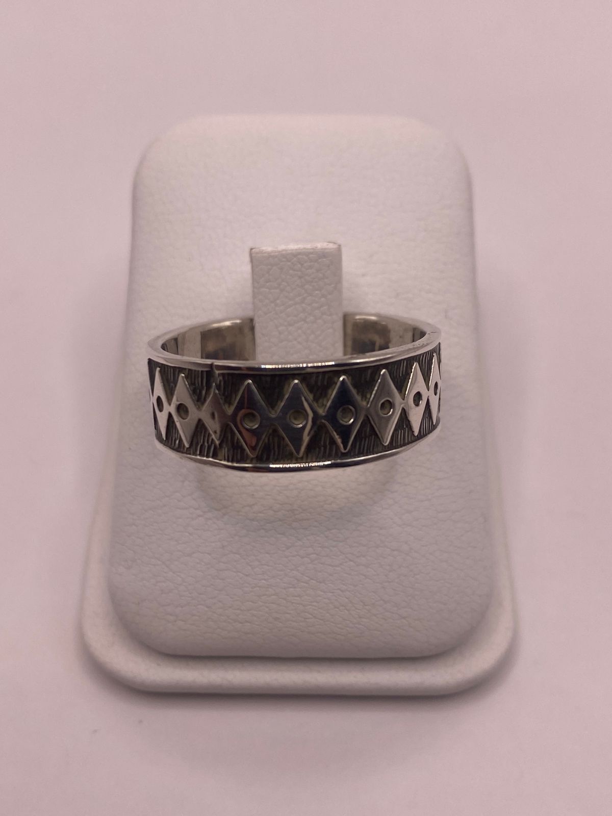 Anillo de Plata 925 con Grabado Geométrico, vista lateral