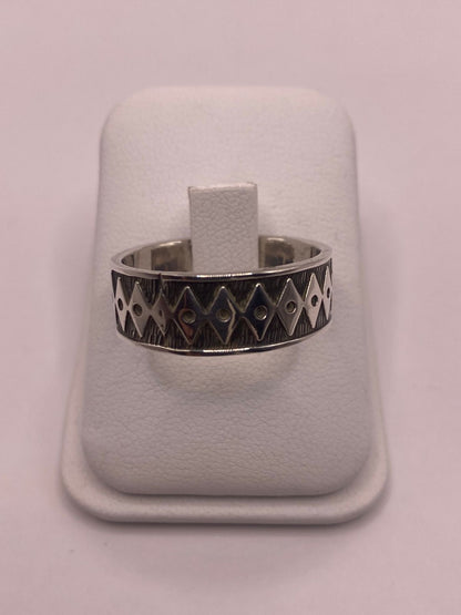 Anillo de Plata 925 con Grabado Geométrico, vista lateral