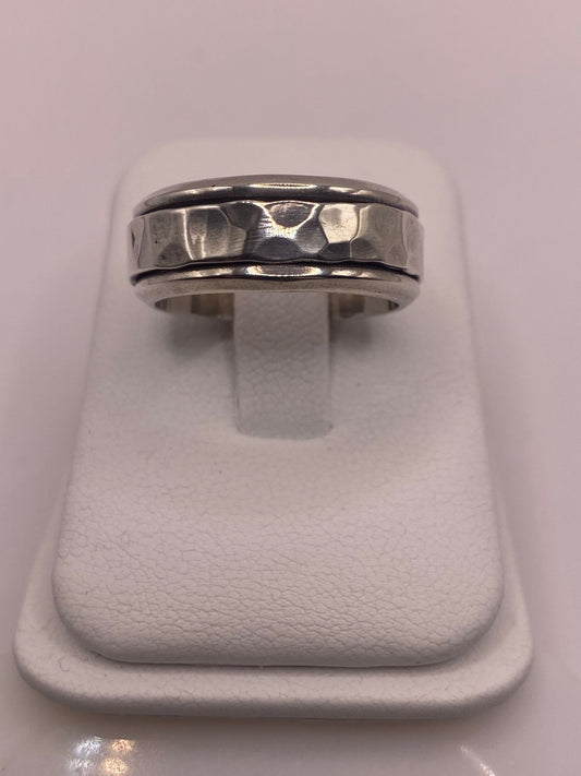 Anillo de Plata Ley 925 con Acabado Martillado — vista lateral