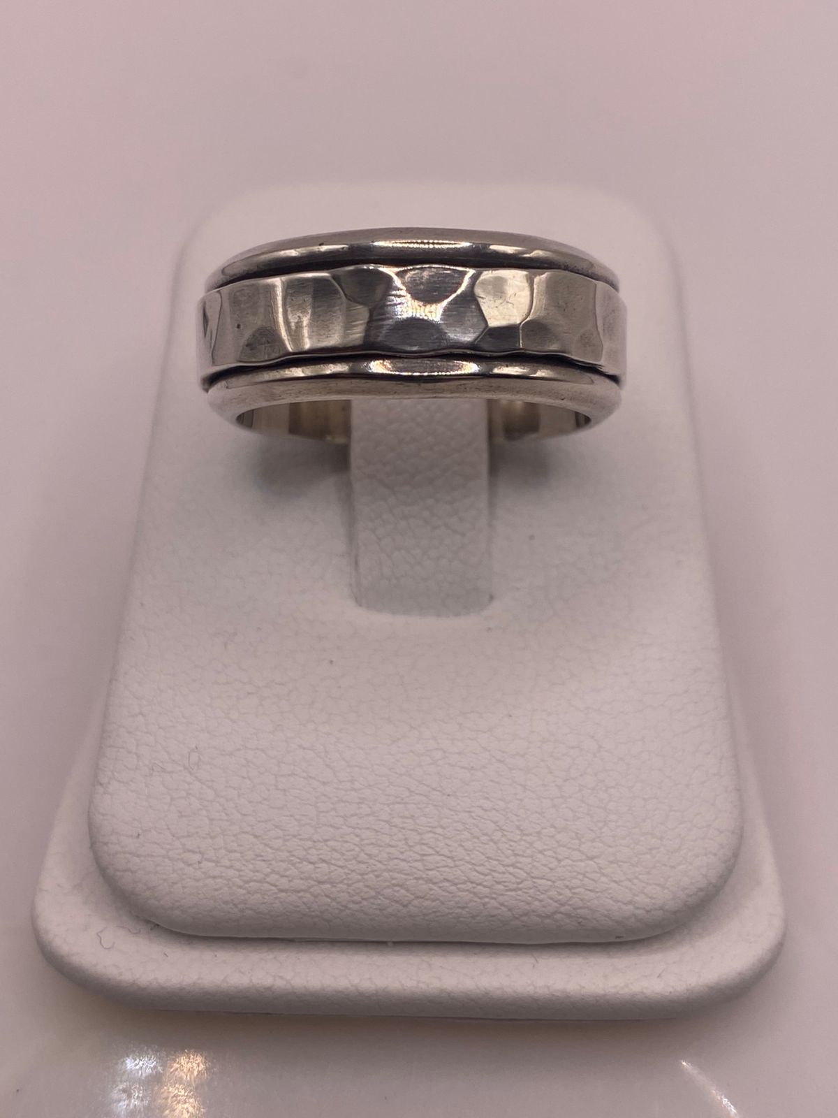 Anillo de Plata Ley 925 con Acabado Martillado, vista frontal
