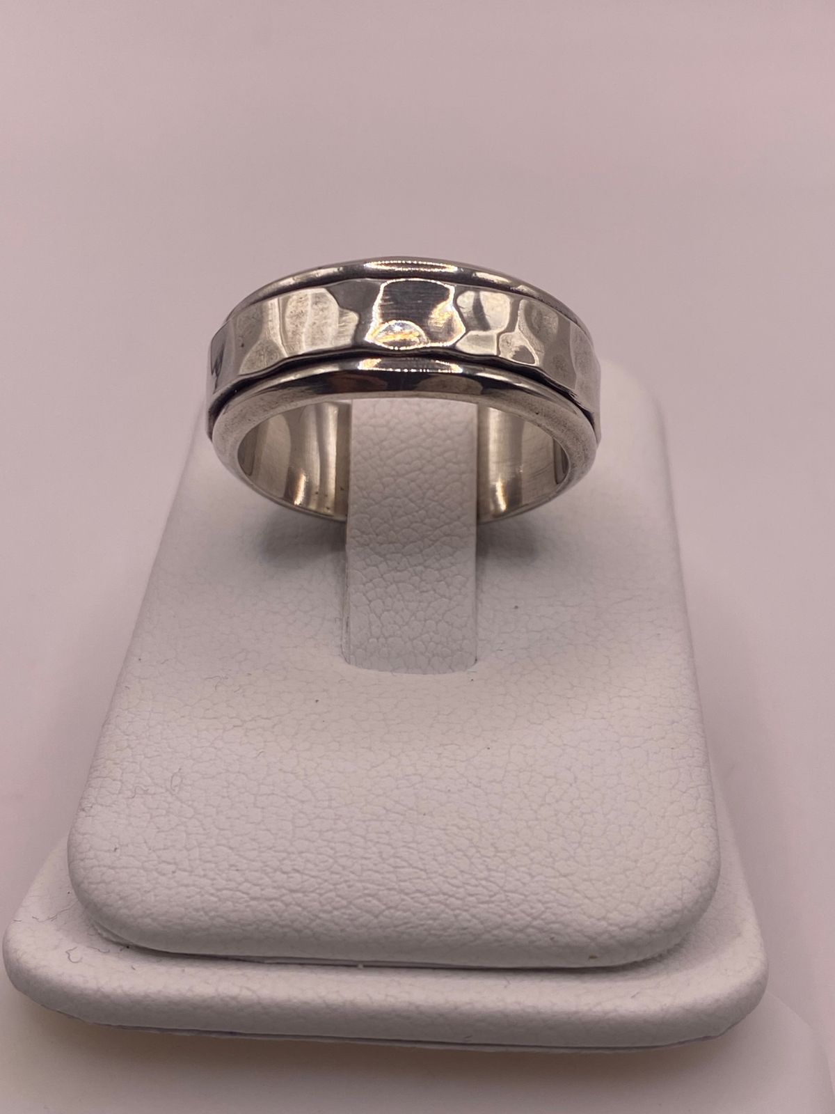 Anillo de Plata Ley 925 con Acabado Martillado, vista lateral