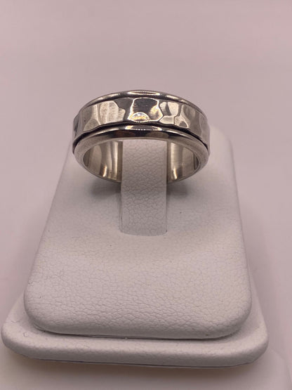 Anillo de Plata Ley 925 con Acabado Martillado, vista lateral