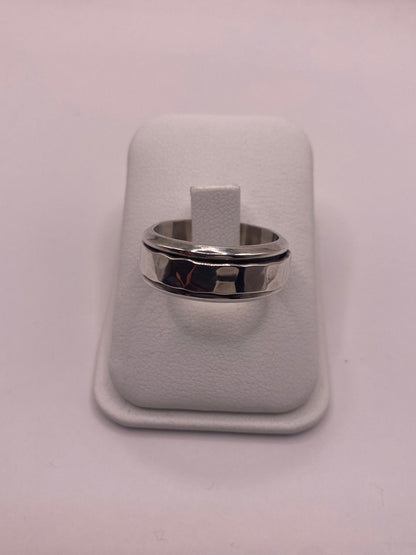 Anillo de Plata Ley 925 con Acabado Martillado, sello de autenticidad Plata Ley .925