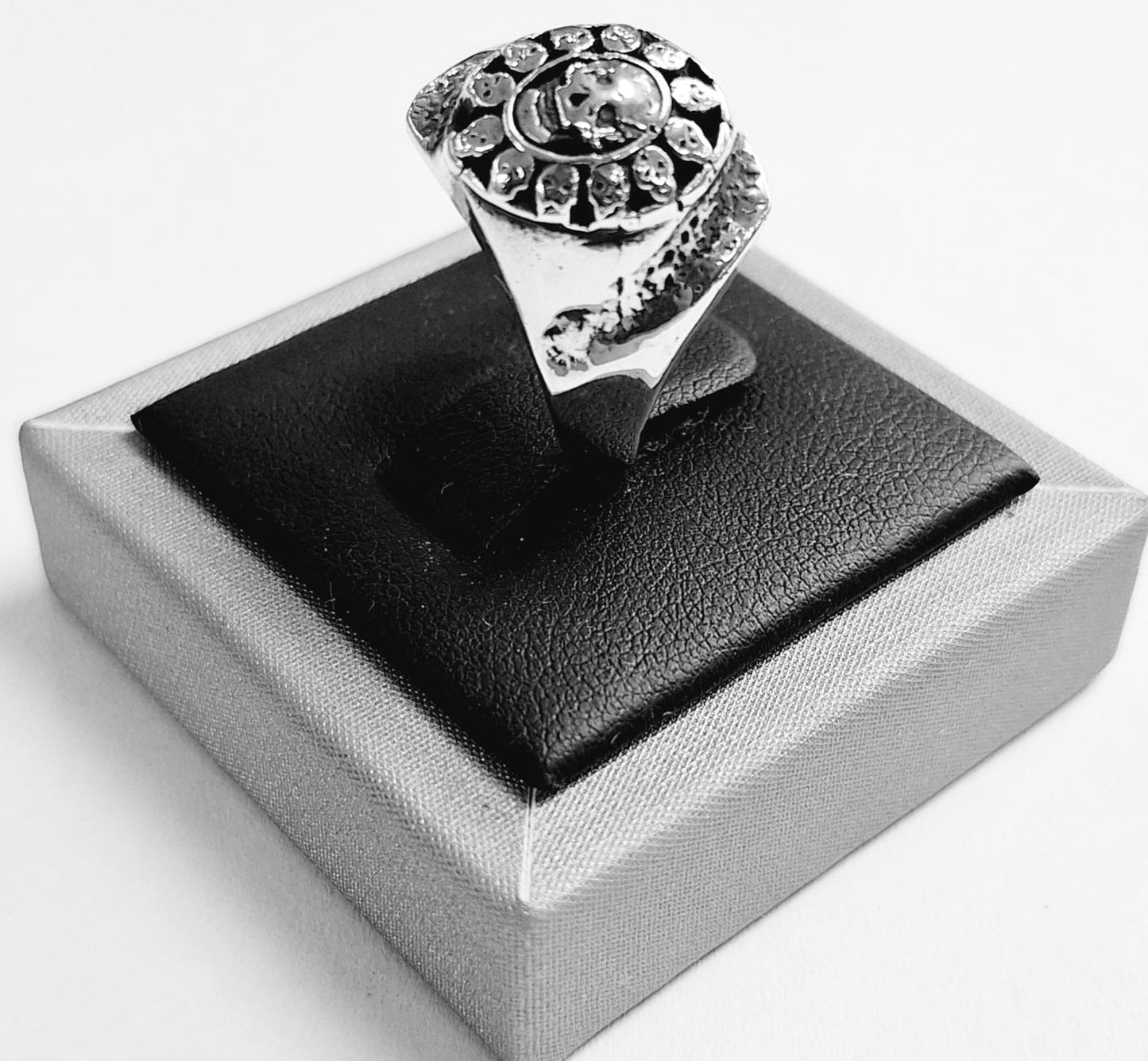 Anillo Craneo Plata Ley 925, vista frontal