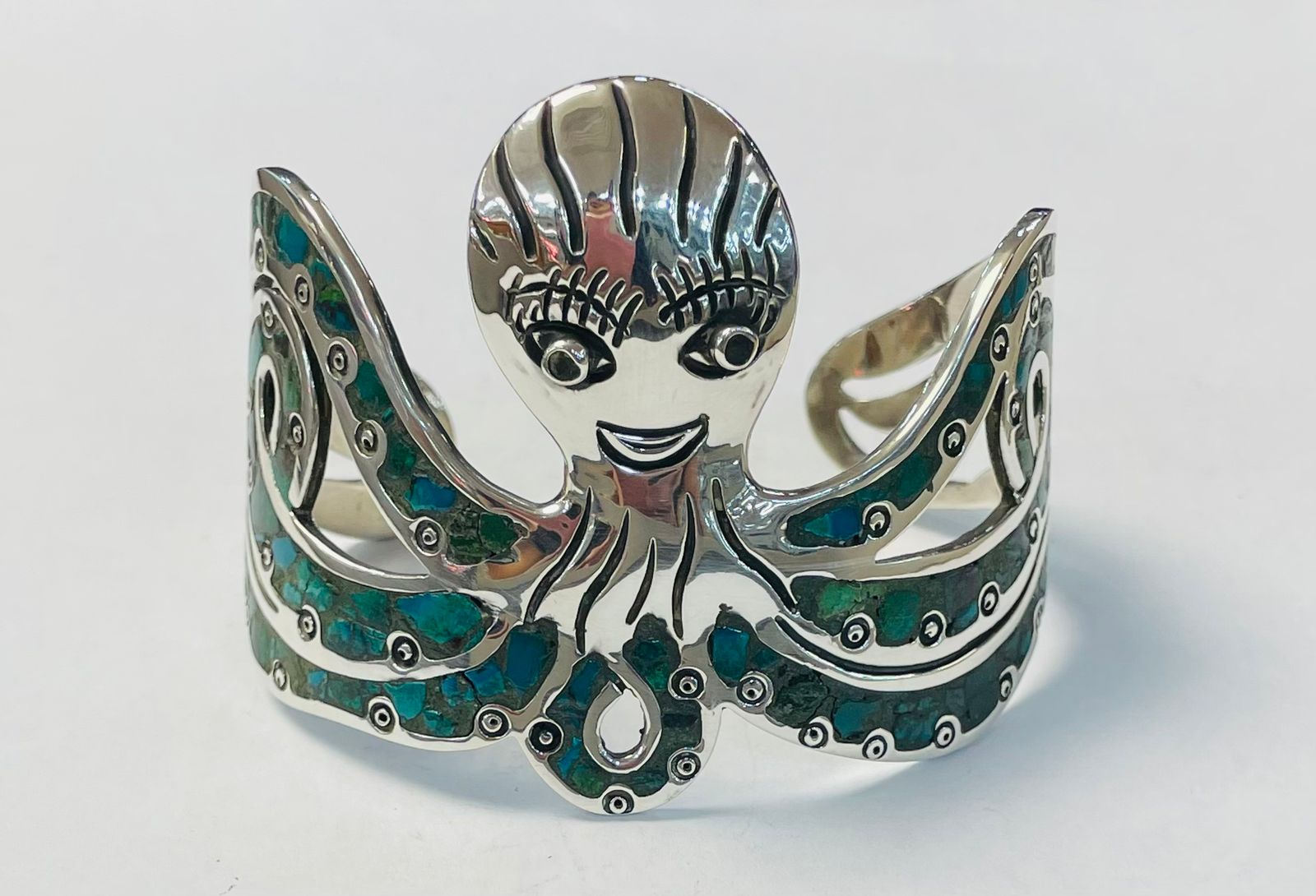 Sello de ley en el interior del brazalete en plata ley 925 con turquesa