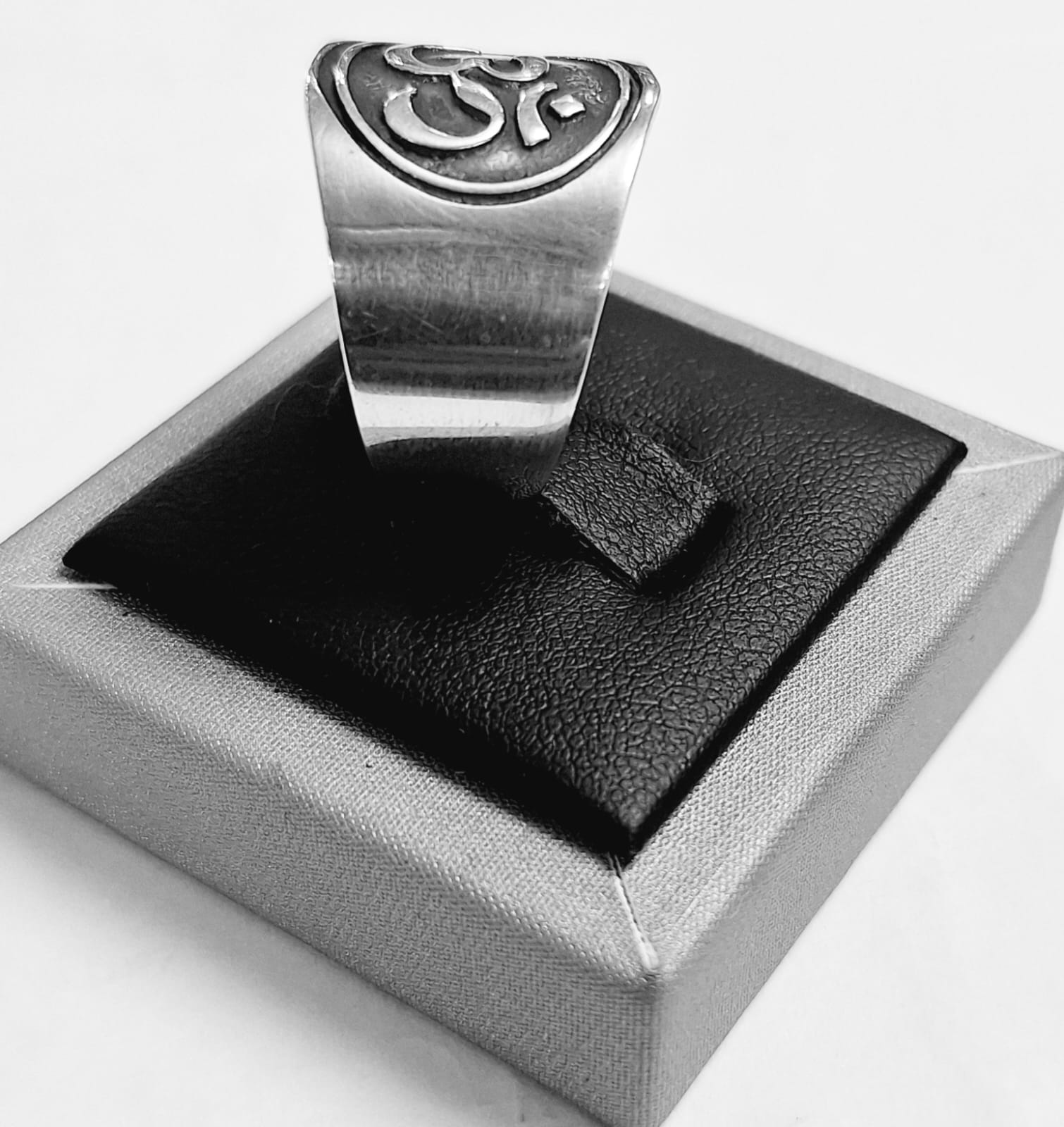 Anillo Simbolo Om en Plata Ley 925, sello de autenticidad Plata Ley .925