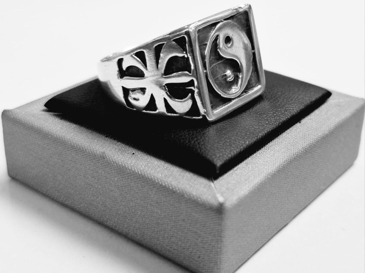 Anillo Gotico Vintage en Plata Ley 925, sello de autenticidad Plata Ley .925