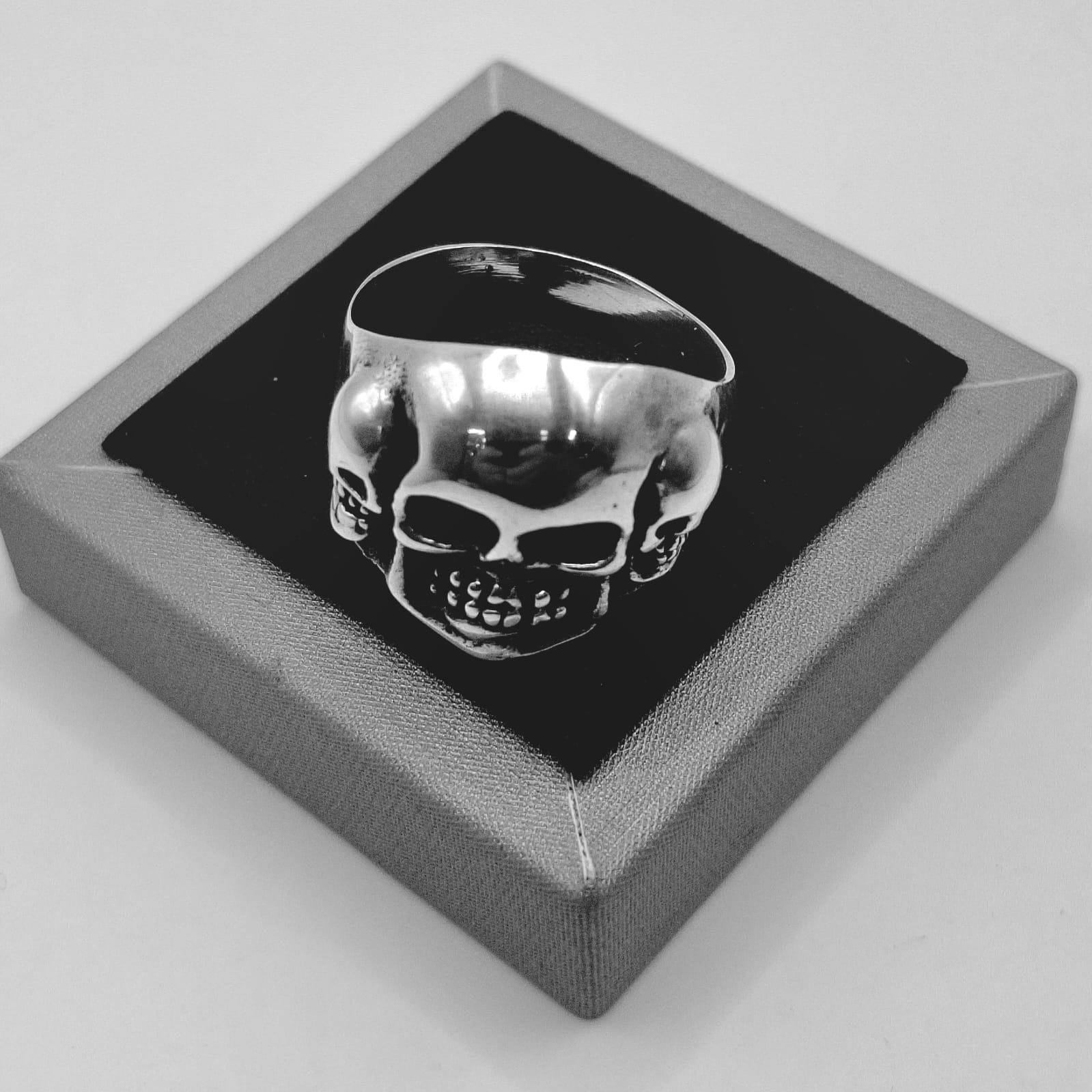 Anillo Calavera en Plata Ley 925, sello de autenticidad Plata Ley .925