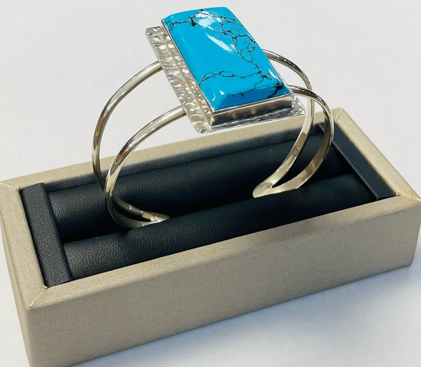 Brazalete en Plata Ley 925 con Turquesa, sello de autenticidad Plata Ley .925