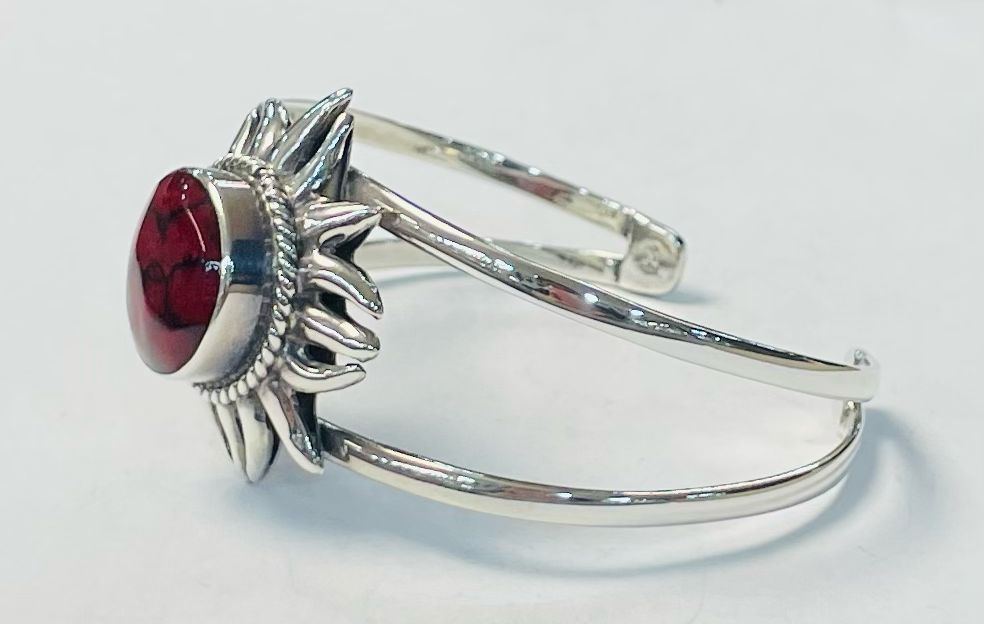 Sello de ley en el interior del brazalete con coral en plata ley 925