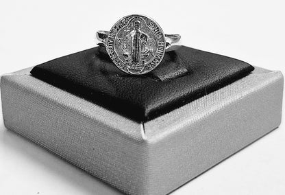 Anillo San Benito en Plata Ley 925, sello de autenticidad Plata Ley .925