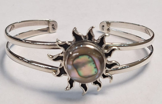 Sello de ley en el interior del brazalete con concha de abulon en plata ley 925
