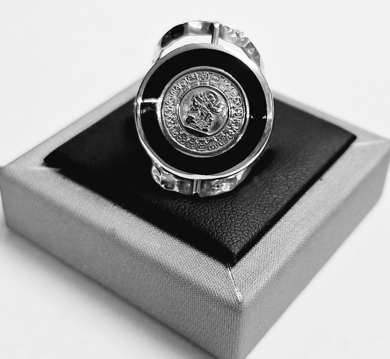Anillo Martillado Doble Vista Calendario Maya en Plata Ley 925, sello de autenticidad Plata Ley .925