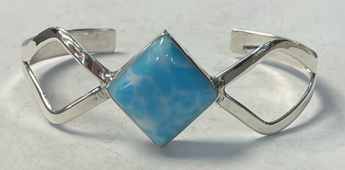 Sello de ley en el interior del brazalete con lari mar en plata ley 925