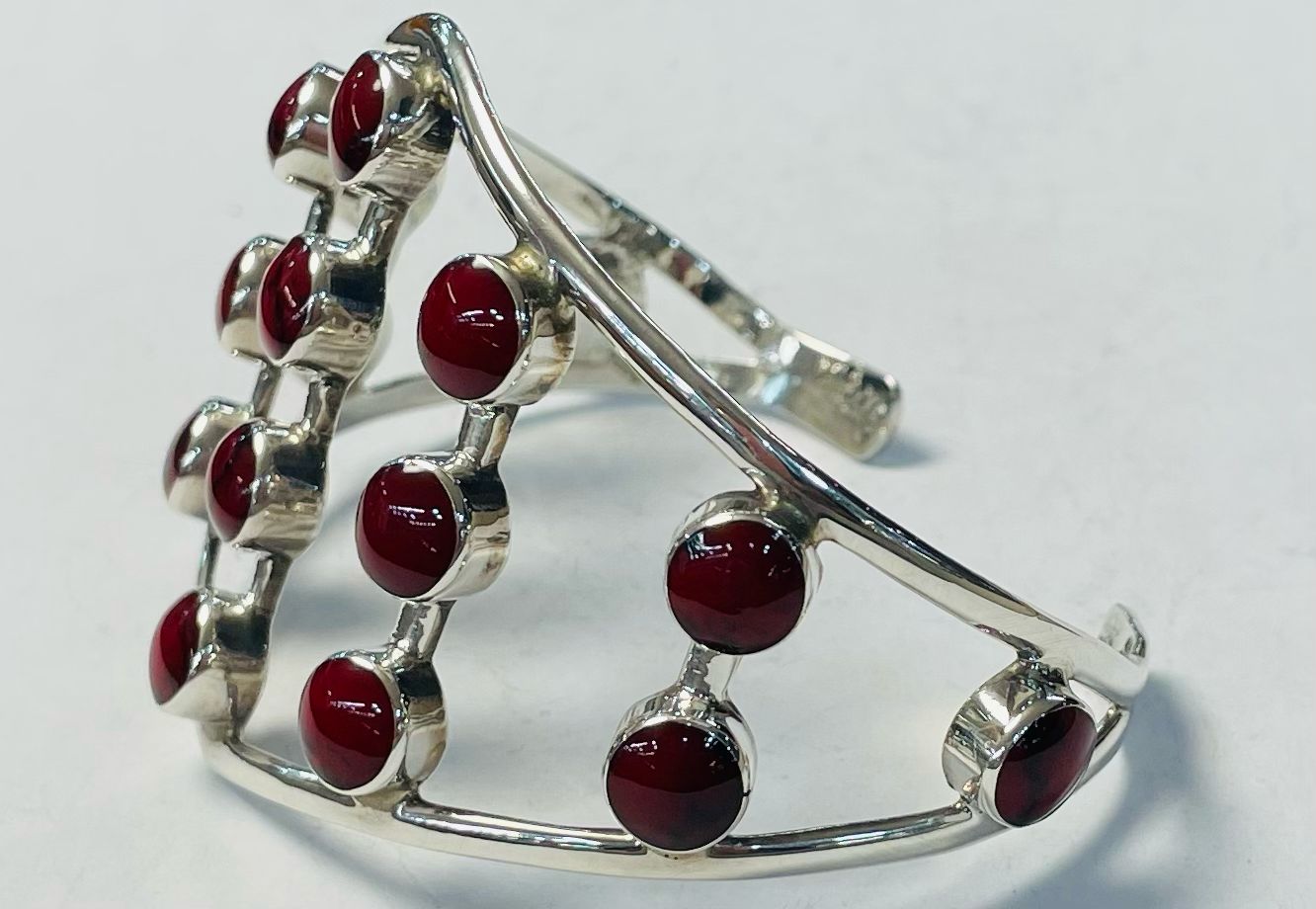 Brazalete con Coral Rojo en Plata Ley 925, vista frontal