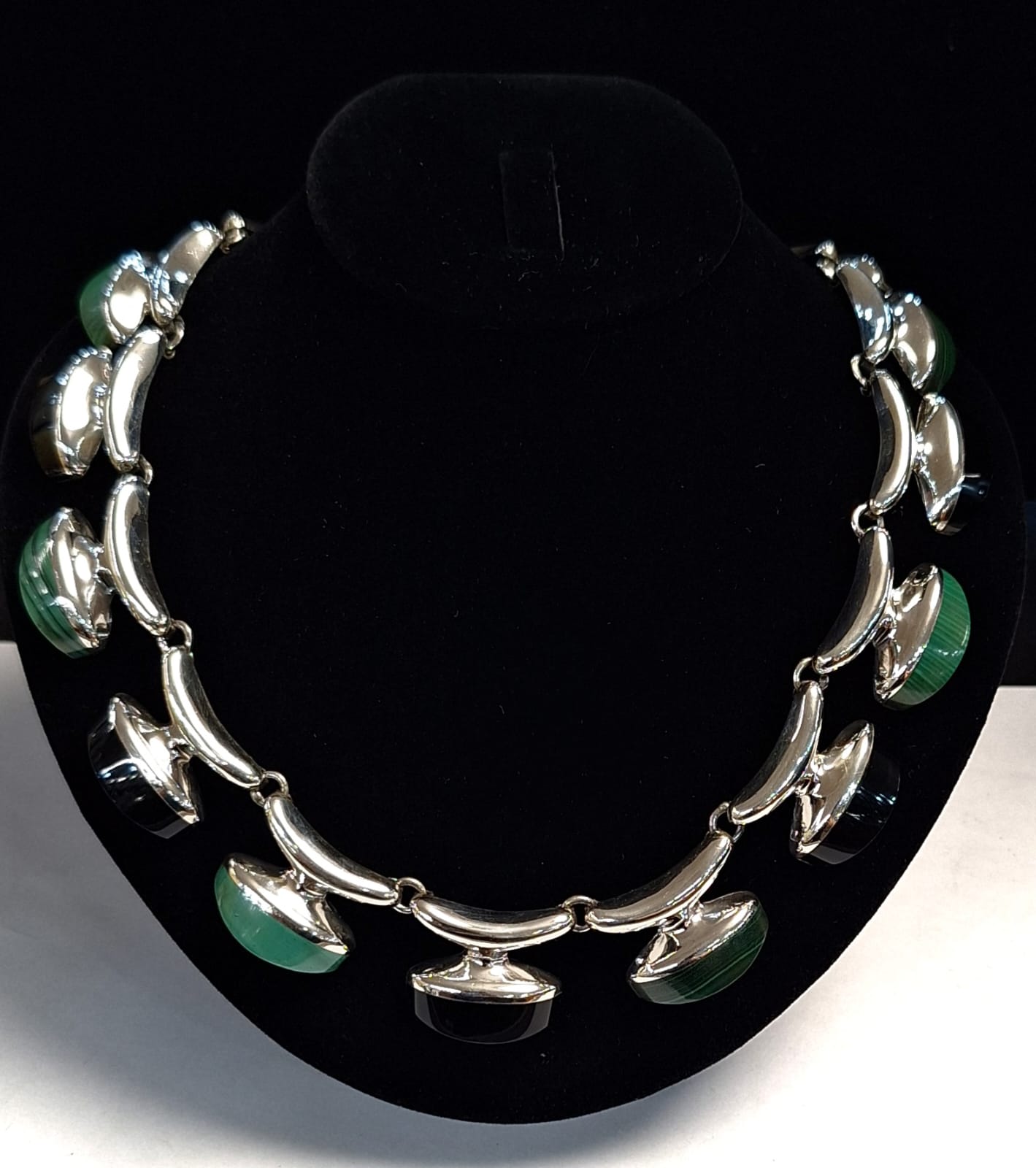 Collar con Incrustaciones de Piedra Obsidiana y Malaquita en Plata Ley 950, vista frontal