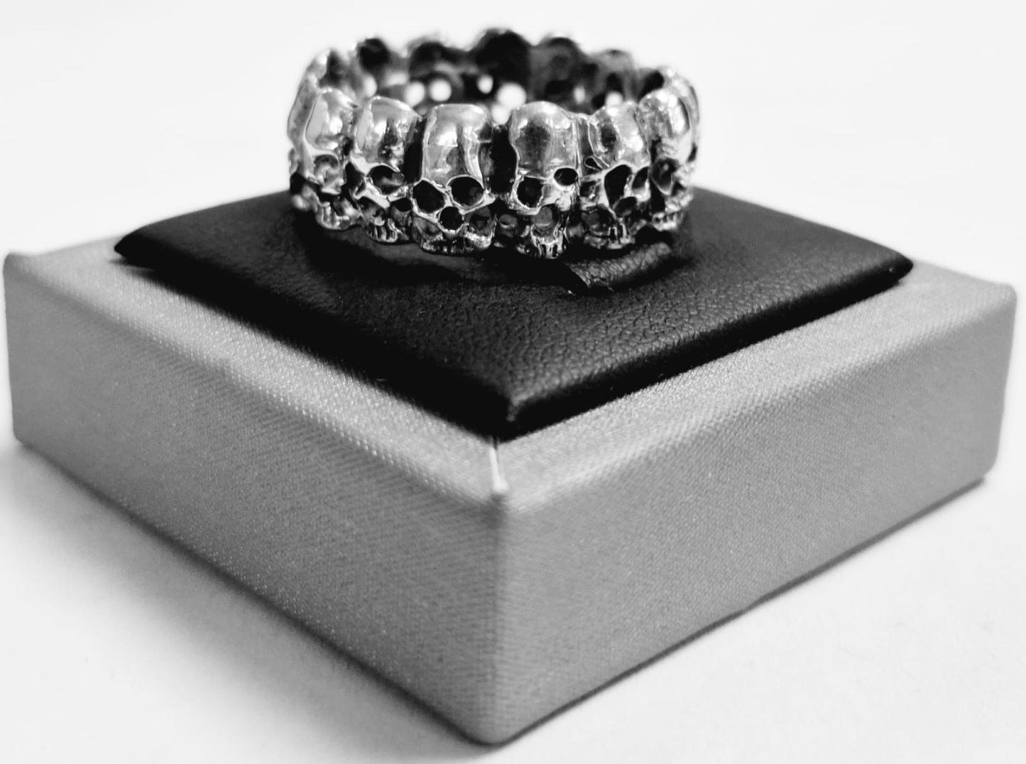 Anillo de Cráneos en Plata Ley 925, sello de autenticidad Plata Ley .925