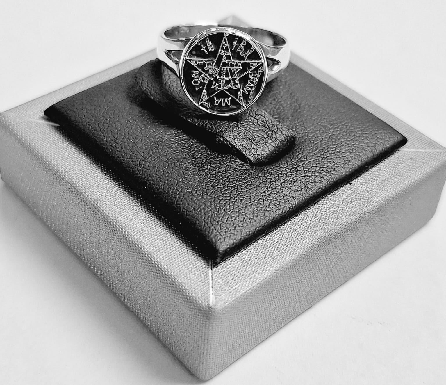 Sello de ley en el interior del anillo tetragramaton en plata ley 925