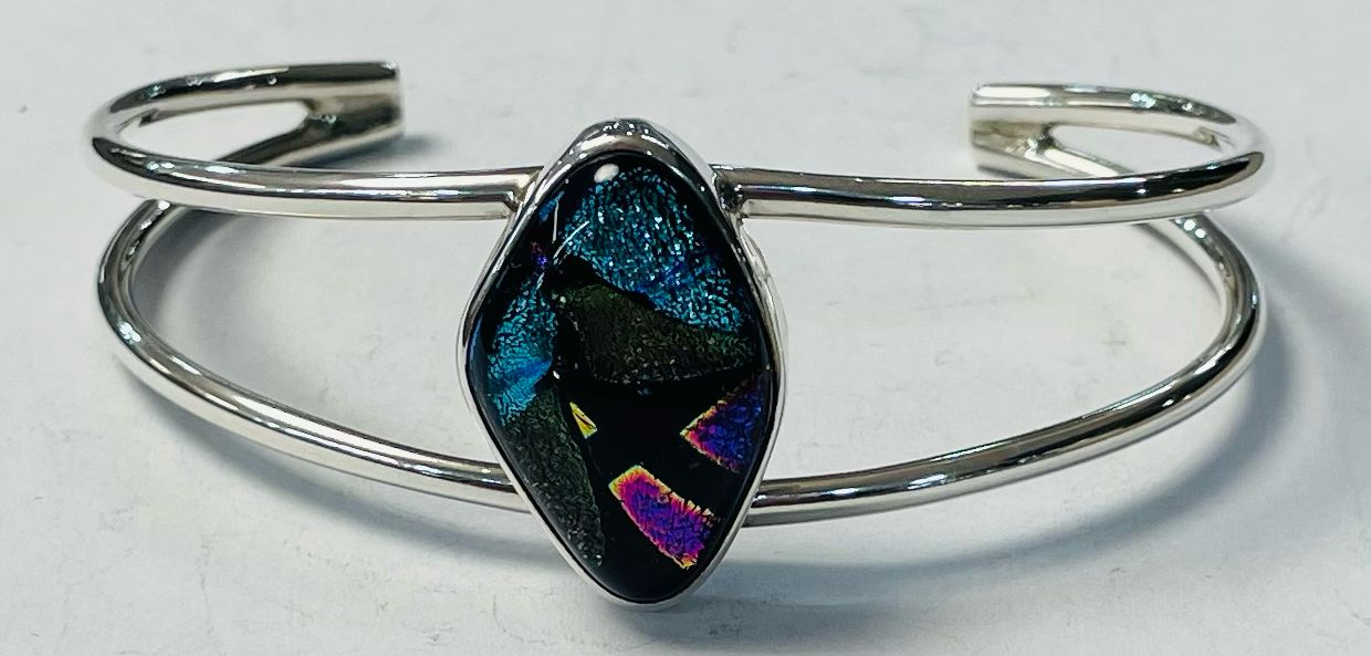 Sello de ley en el interior del brazalete con dicroico en plata ley 925