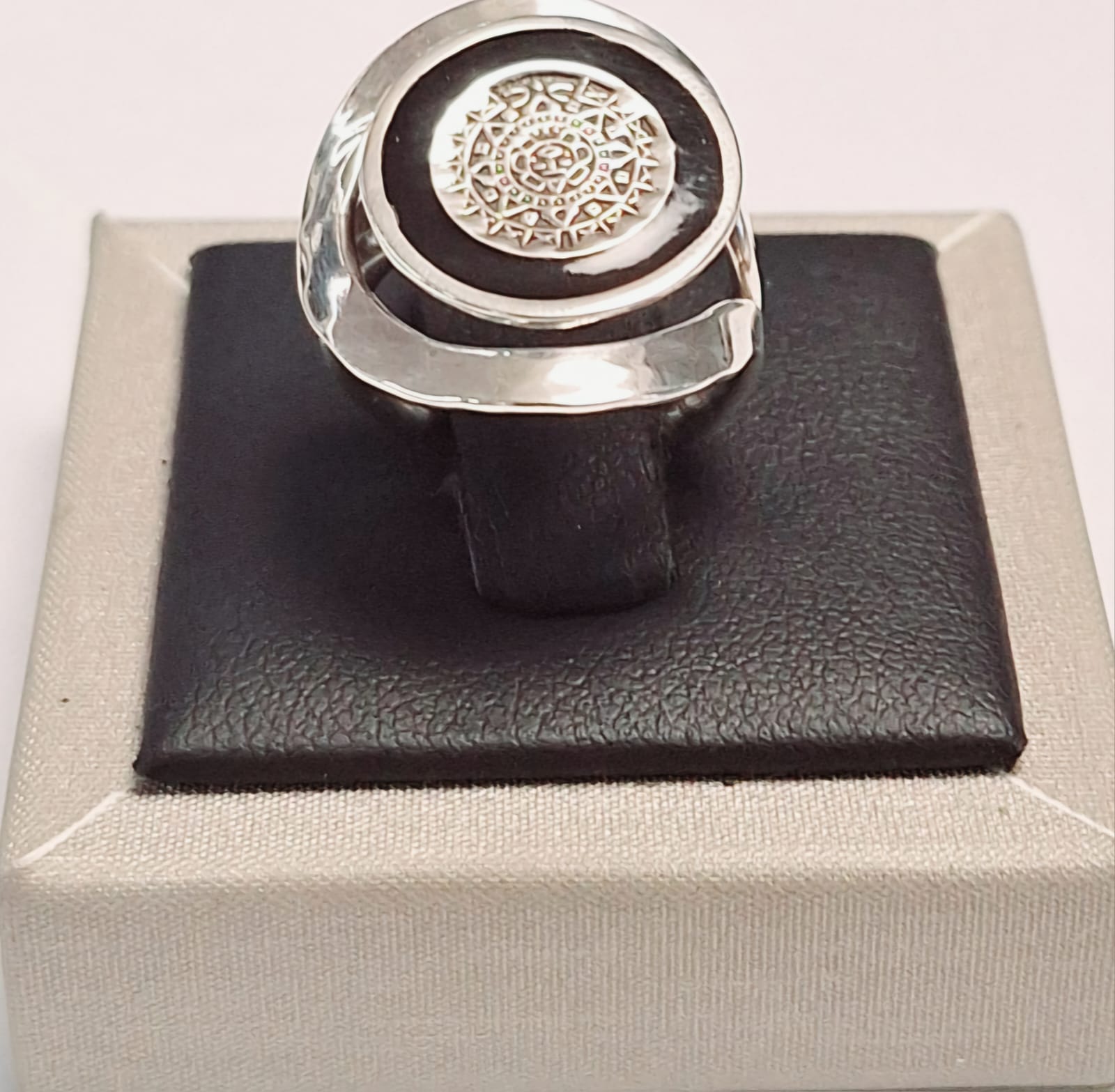 Sello de ley en el interior del anillo martillado calendario azteca en plata ley 925