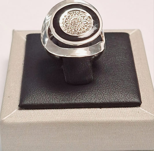 Sello de ley en el interior del anillo martillado calendario azteca en plata ley 925
