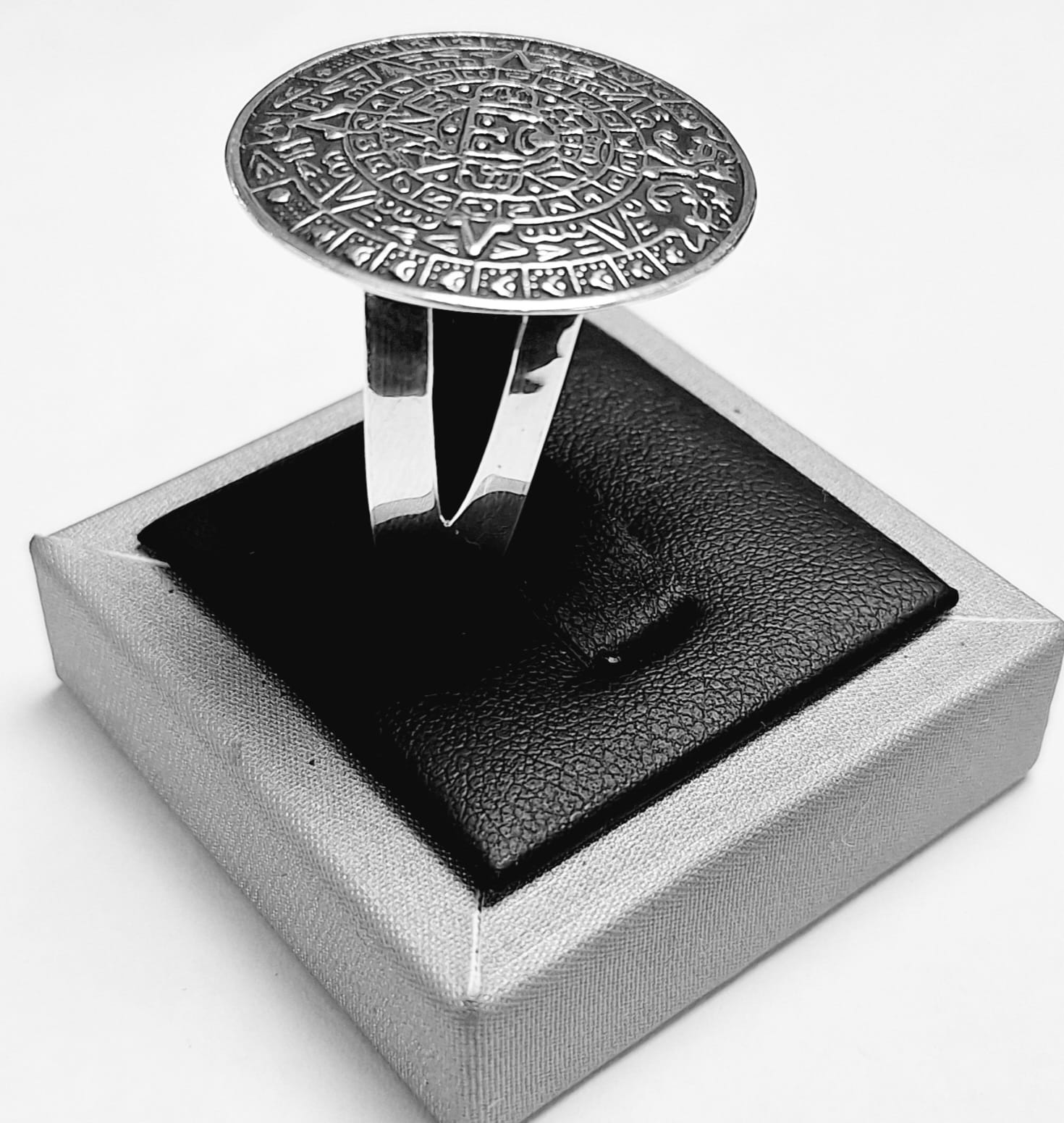 Anillo Calendario Azteca en Plata Ley 925, vista frontal