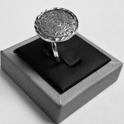 Anillo Calendario Azteca en Plata Ley 925, vista frontal