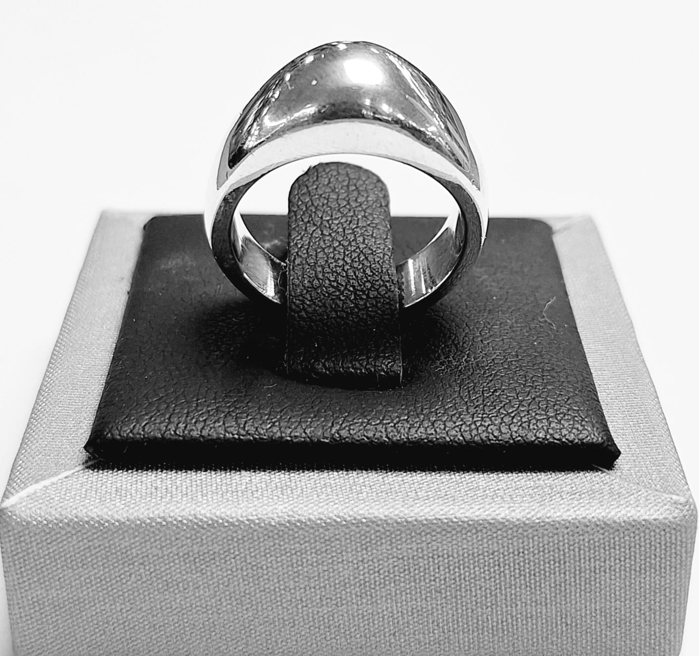 Sello de ley en el interior del anillo en plata ley 925