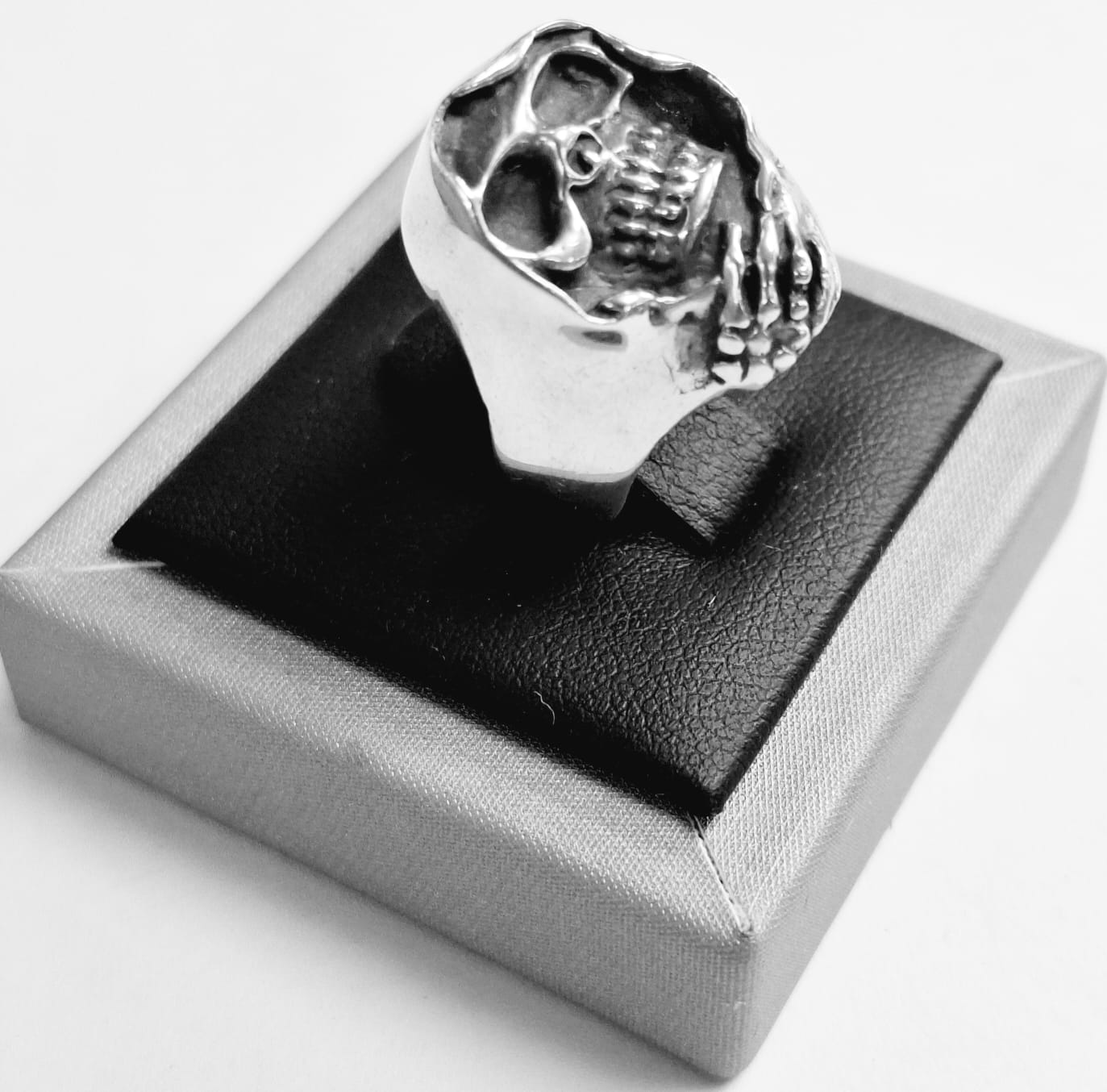 Anillo Calavera con Capa en Plata Ley 925, vista frontal