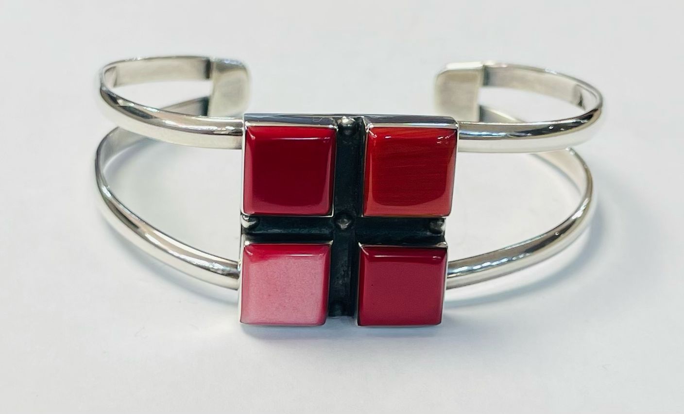 Sello de ley en el interior del brazalete en plata ley 925 con coral