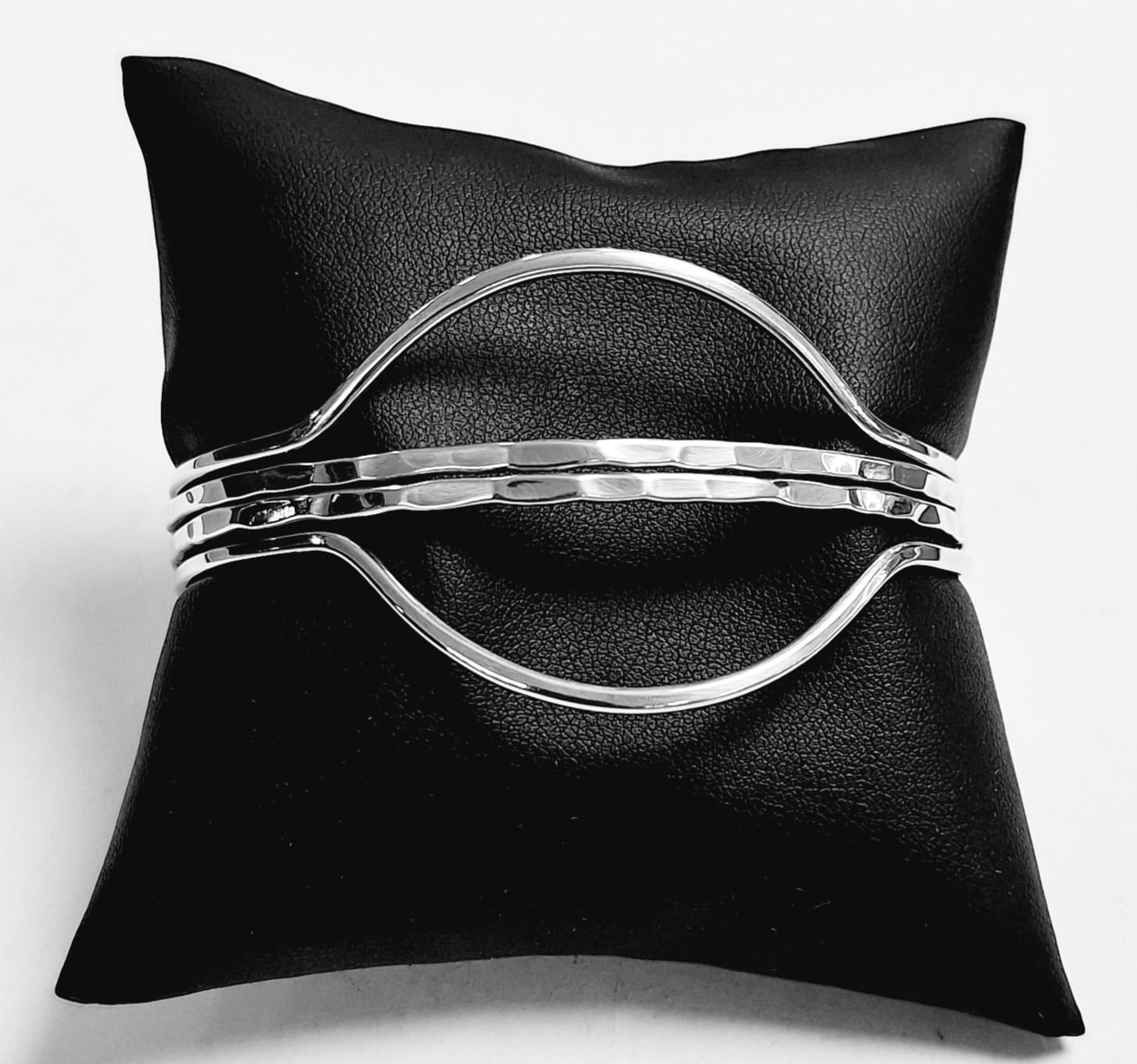 Sello de ley en el interior del brazalete en plata ley 925