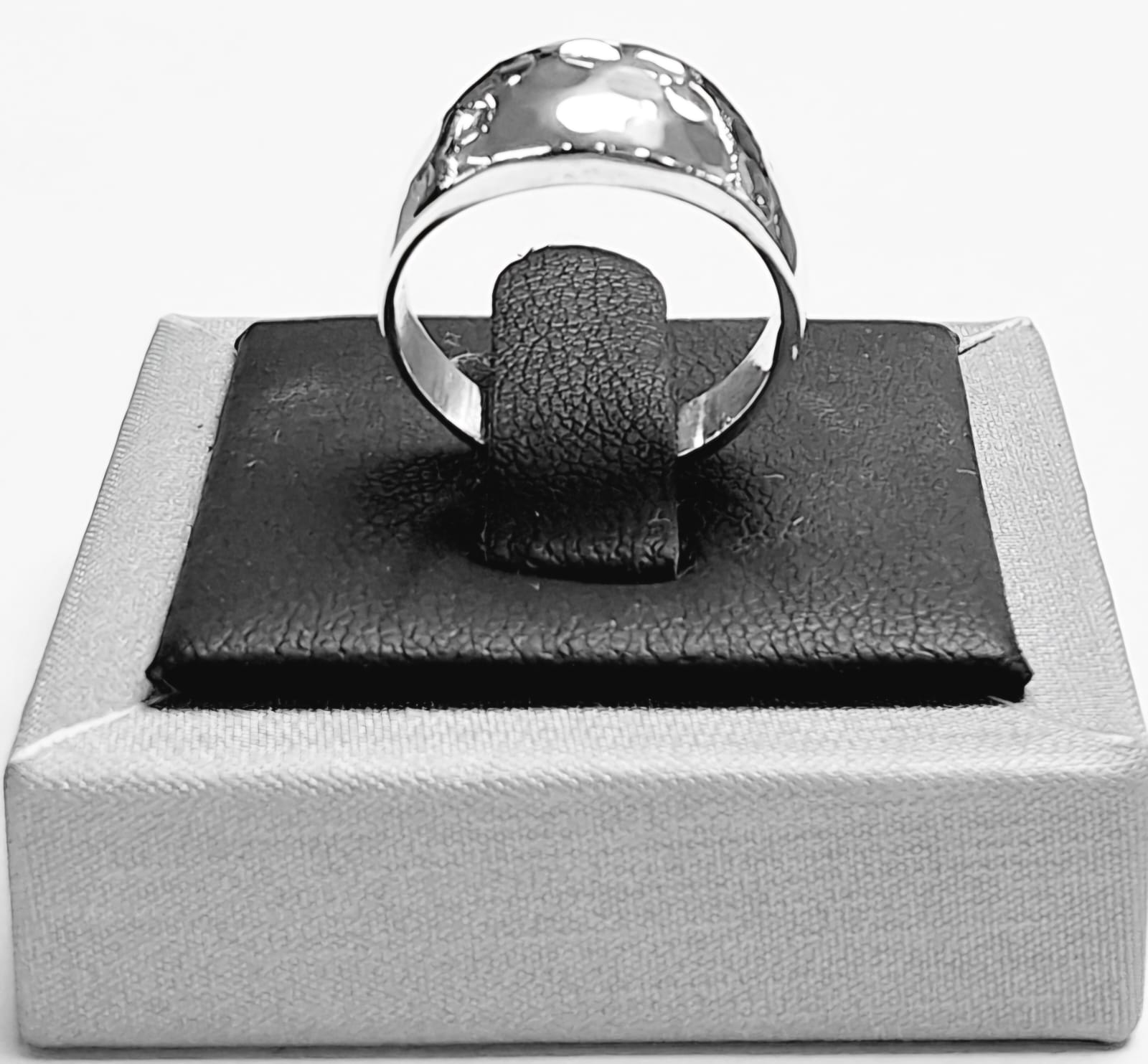 Sello de ley en el interior del anillo martillado en plata ley 925