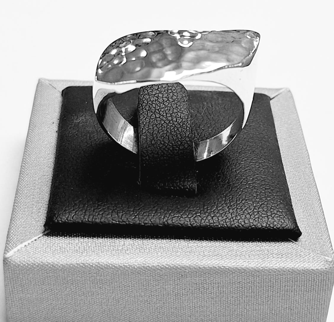 Sello de ley en el interior del anillo martillo en plata ley 925