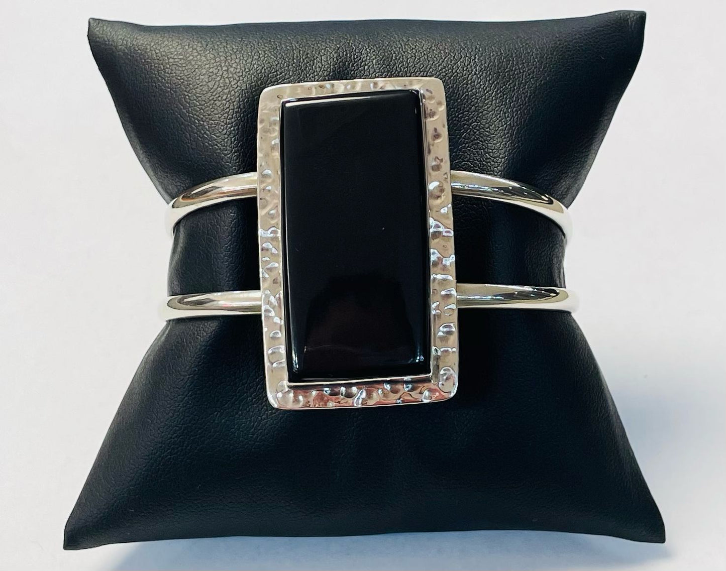 Brazalete en Plata Ley 925 con Obsidiana, sello de autenticidad Plata Ley .925