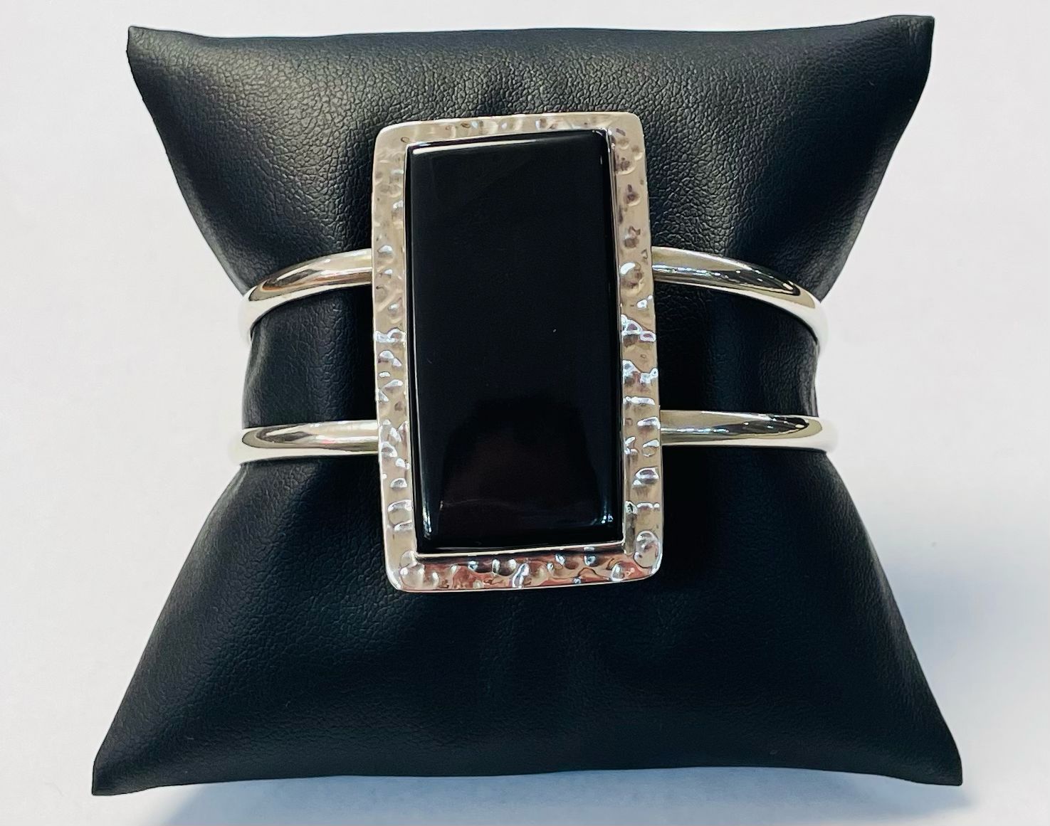 Brazalete en Plata Ley 925 con Obsidiana, sello de autenticidad Plata Ley .925