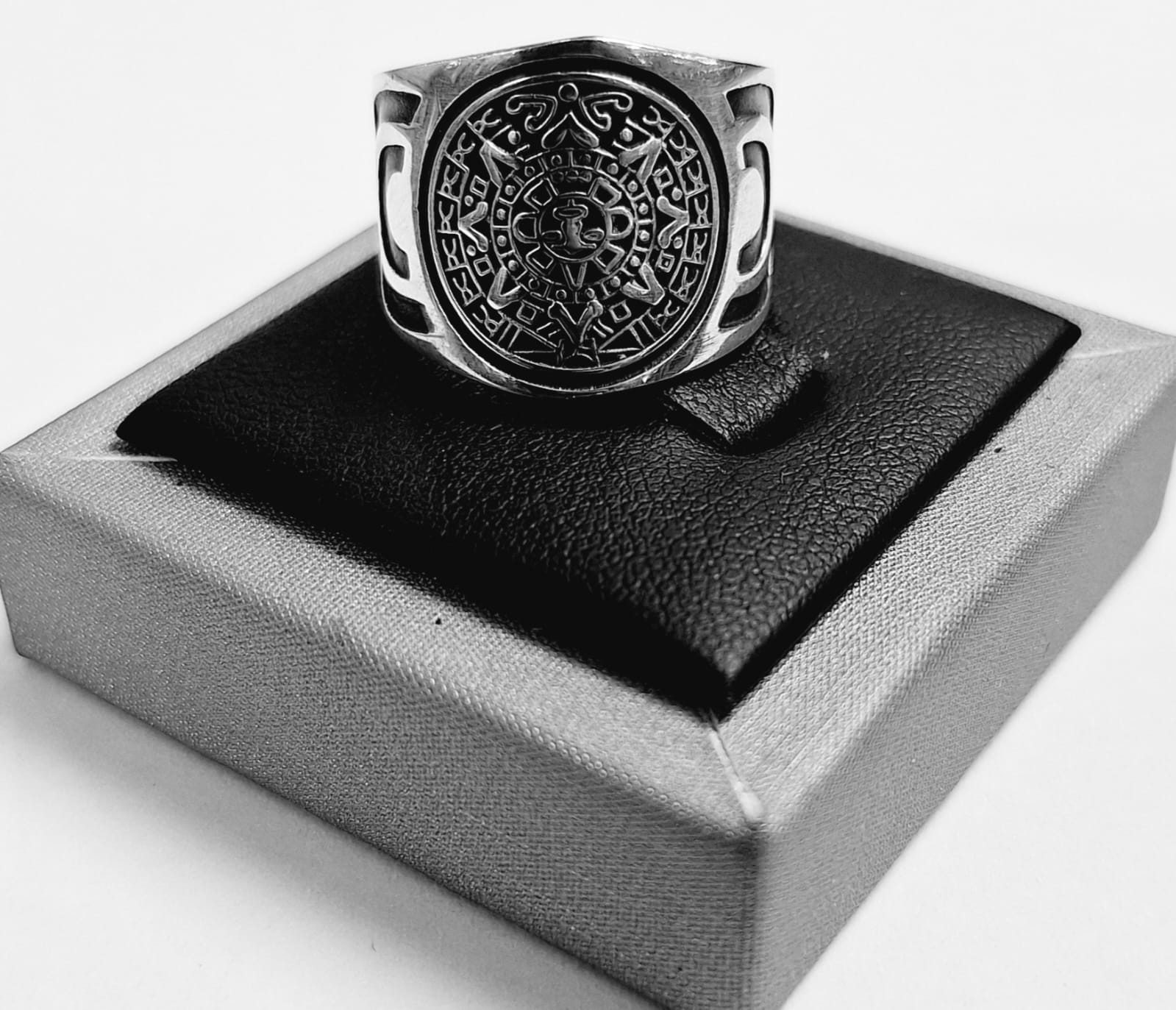 Anillo Calendario Azteca en Plata Ley 925, vista frontal