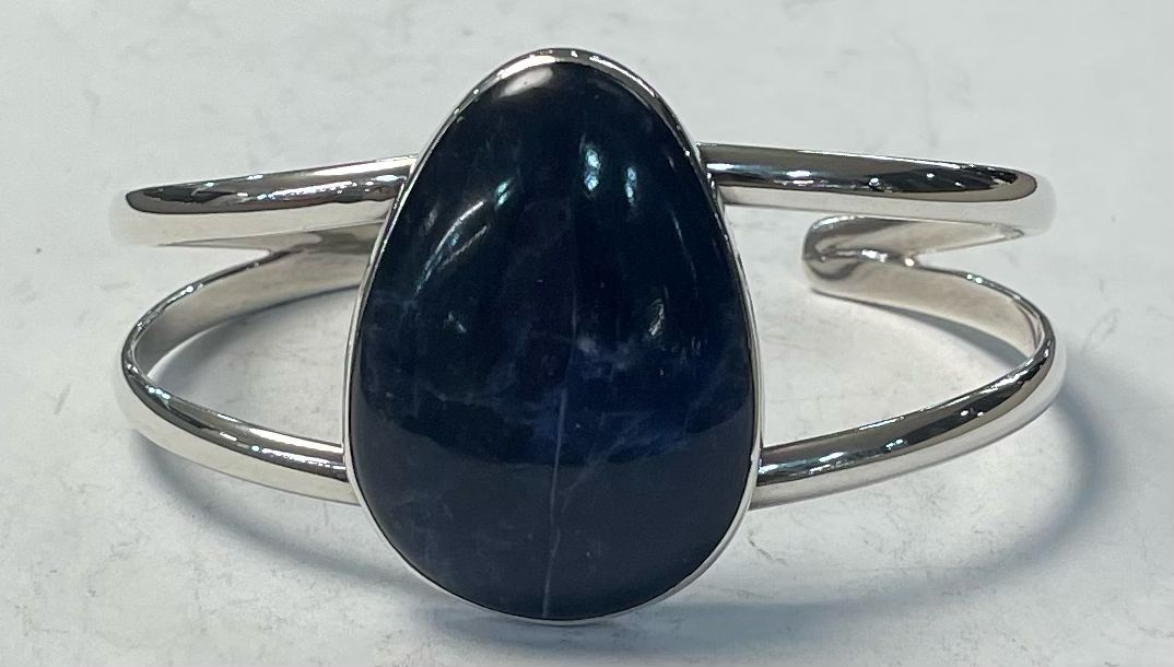Sello de ley en el interior del brazalete con lapislazuli en plata ley 925