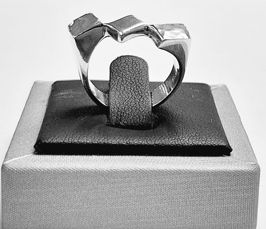 Sello de ley en el interior del anillo martillado en plata ley 925