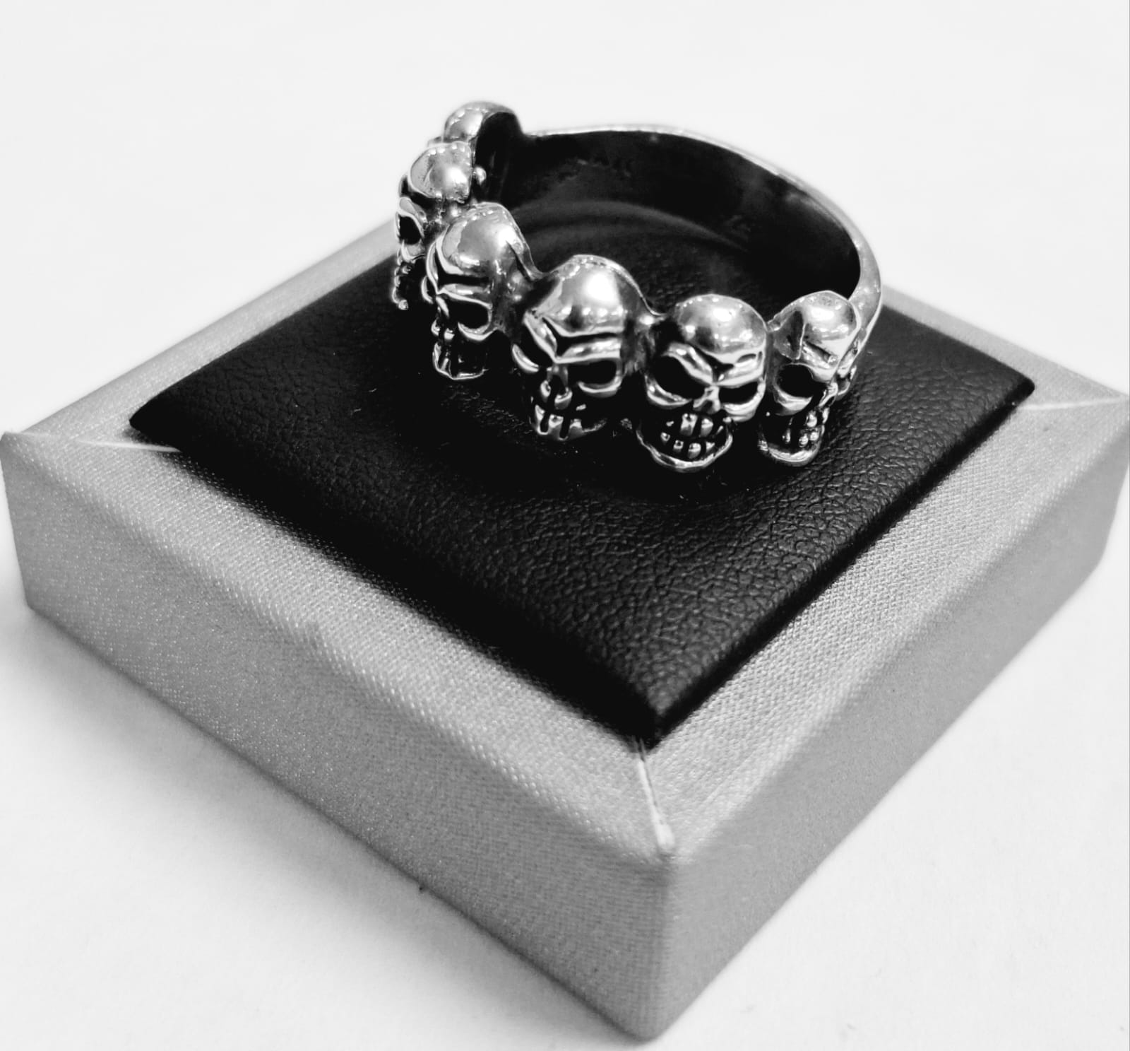 Anillo de Seis Cráneos en Plata Ley 925, sello de autenticidad Plata Ley .925