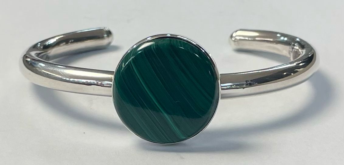 Sello de ley en el interior del brazalete con malaquita en plata ley 925