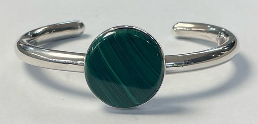 Sello de ley en el interior del brazalete con malaquita en plata ley 925