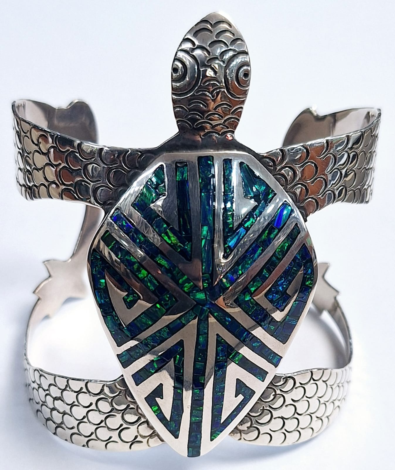 Sello de ley en el interior del brazalete con opalo en plata ley 925