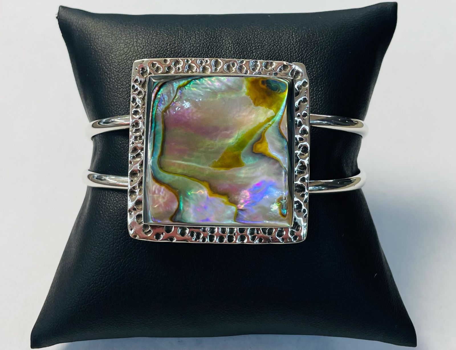 Brazalete en Plata Ley 925 con Concha de Abulon, vista frontal