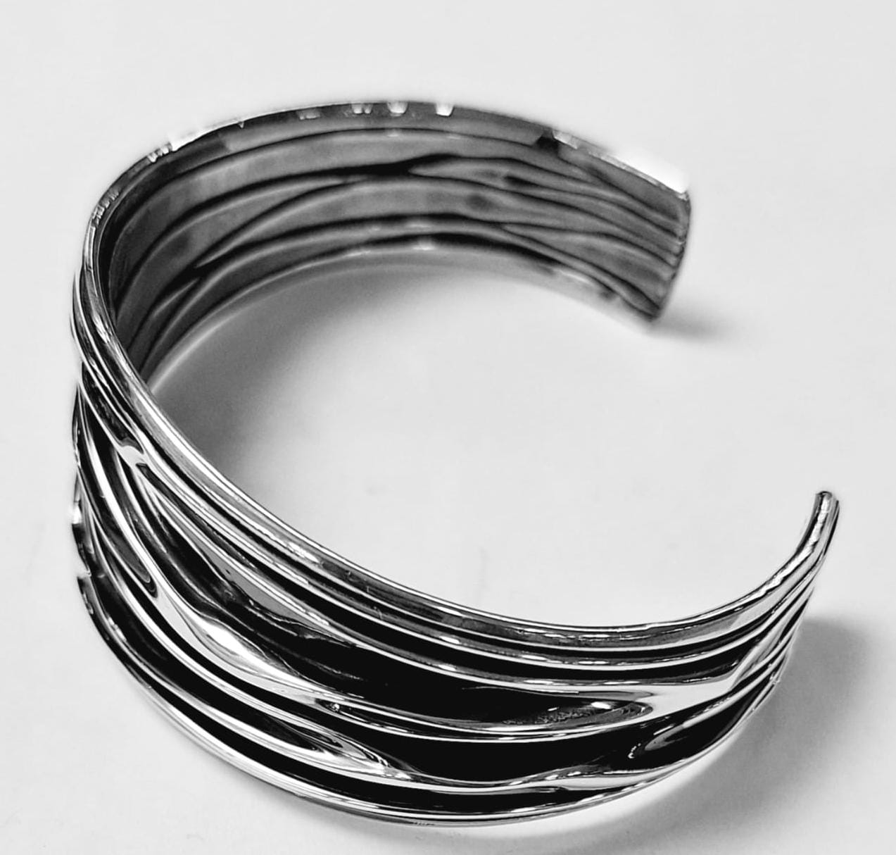 Brazalete Corrugado en Plata Ley 925, vista frontal